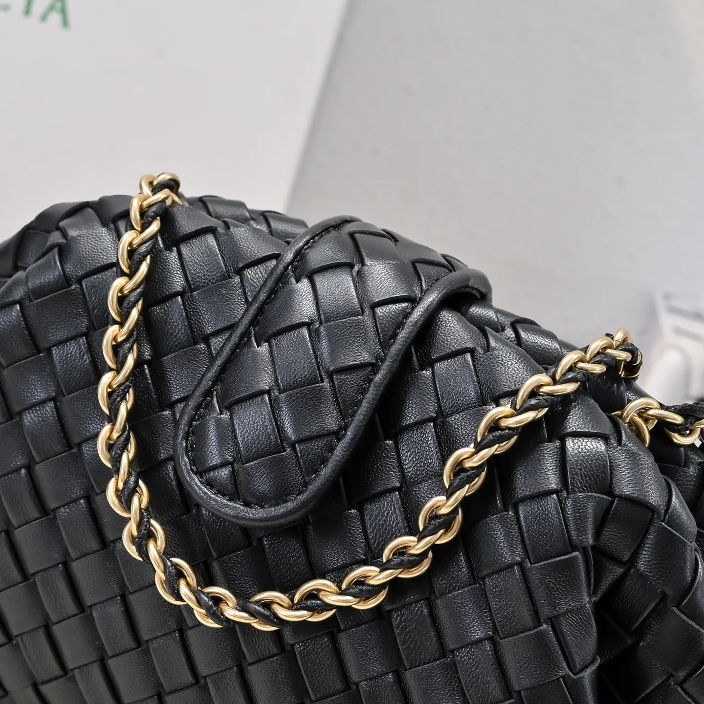 Batch 1880 BOTTEGA VENETA LAUREN 1980 small clutch bag is new! The small size that many people are squatting on is finally here. The self-adjustable zipper is a highlight of this bag. After being removed, it can be used as a handbag for important occasions. One bag unlocks two carrying methods at the same time. It is practical and has a unique sense of structure and beautiful lines. It is more elegant than a small cloud. It is a tribute to the classics and the pursuit of modernity. Style number: 4038 Size: 27*15*8cm